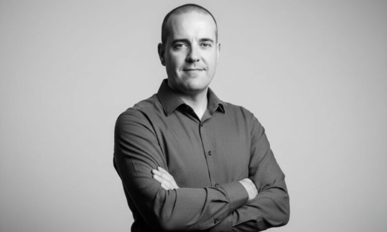 Consultor digital ofreciendo asesoría para proyectos online